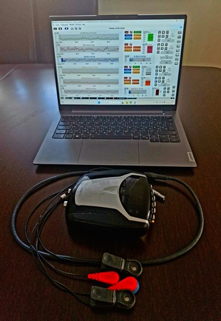 Neurofeedback tréning képernyőkép és gép Csuzdáné Riz Emese - Neurofeedback tréner Pécelen